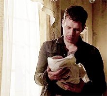 Klaus jest taki słodki w roli taty :)
Na pewno będzie sto razy lepszym ojcem niż Mikael był dla niego