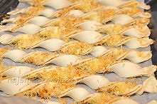 Paluszki serowe z ciasta francuskiego

Składniki na około 20 paluszków:
- 2 arkusze ciasta francuskiego (każdy arkusz o wadze 375 g i wymiarach 35 x 22,5 cm)
- 250 g żółtego ser...