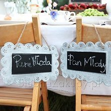 ślubne tabliczki w rustykalnym stylu do oznaczenia miejsc dla Młodej Pary