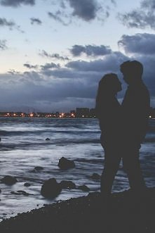 Kocham Cię bardziej niż słońce w letni poranek. Kocham Cię bardziej, niż wszystko dotąd. Jesteś wszystkim. Moim dobrem i złem. Moim deszczem i słońcem. Moim uśmiechem i smutkiem...