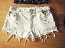 Szorty zrobione na zamówienie :) dziury ćwieki i szarpanko :) co myślicie?