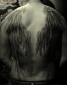 skrzydła tatuaże na plecach