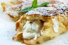 Migdałowe naleśniki z serem waniliowym i musem rabarbarowym