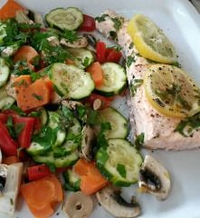 łosoś na parze z koperkowym masełkiem i kolorowymi warzywami