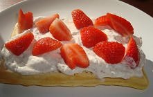 Gofry z truskawkami i pysznym kremem straciatella:)Przepis po kliknięciu na zdj