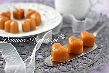 Karmelki
Składniki:
250g cukru
200g słodkiej, płynnej śmietany 30- 36%
20g masła
50g płynnego, jasnego miodu
1 laska wanilii
Sposób przygotowania:
Laskę wanilii przekroić wzdłuż...