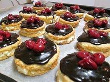 Markizy
Krem budyniowy

2 kostki masła
1 budyń ugotowany w 0,5 litra mleka
1 szklanka cukru

Przygotowanie kremu jest banalnie proste! Należy utrzeć cukier z masłem i budyniem m...