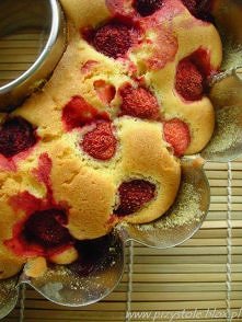 Szybka babka z truskawkami

Składniki:

- 1 szklanka mąki pszennej

- 3/4 szklanki mąki ziemniaczanej

- 1 szklanka cukru pudru

- 1/2 kostki margaryny

- 2 jajka

- 1 płaska ły...