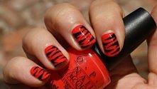 Czerwone paznokcie z czarnym wzorkiem