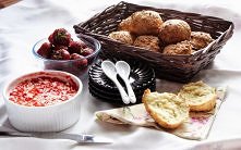 MAŚLANE BUŁECZKI Z MASŁEM TRUSKAWKOWYM