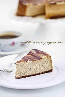 Składniki na spód:

140 g ciastek pełnoziarnistych typu digestive w gorzkiej czekoladzie 50 g orzechów np. laskowych, włoskich 30 g masła, roztopionego

Ciastka, orzechy i masło...