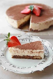 Składniki:

Spód: • 100 g podłużnych biszkoptów • 150 ml mocnej zaparzonej kawy, ostudzonej • 4 łyżki likieru amaretto (lub 3 łyżki cukru i 1/2 łyżeczki ekstraktu migdałowego) •...