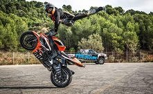 Czy wy widzicie ... to auto z tyłu.? :D