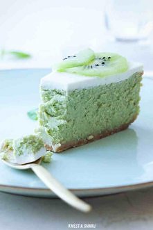 Spód:

• 150 g ciastek kruchych • 2 łyżki masła

Masa serowa:

• 500 g twarogu tłustego (najlepszy jest twaróg na wagę) • 500 g mascarpone • 1 i 1/2 szklanki cukru • 3 płaskie ł...