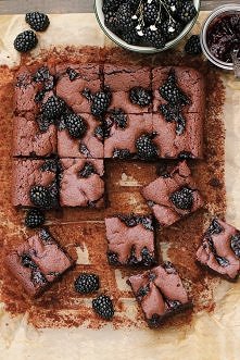 Brownie z konfiturą jeżynową
składniki:

    250g masła
    300g gorzkiej czekolady
    200g cukru trzcinowego
    6 jajek, o temp. pokojowej
    2 łyżeczki ekstraktu wanilioweg...