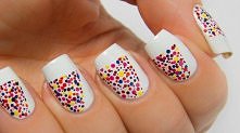 Białe paznokcie w kropeczki