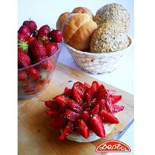 Mmm... Kanapka z truskawkami, bazylią, kolorowym pieprzem i oliwą. Próbowałyście już?