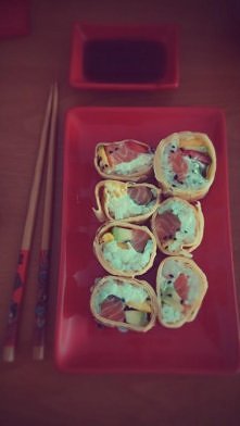 Sushi w naleśniku z łososiem, krewetką, mango, awokado, TRUSKAWKĄ i serkiem philadelphia 
Pycha polecam!

Wykorzystałam naleśnik bo nie potrafię zrobić sushi w algach tak aby ni...