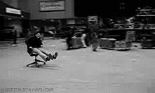 Z drogi ludzie, Gerard na krzesełu jedzie !! :D