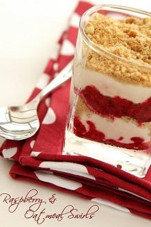 Składniki na 6 porcji:

250 g malin, zamrożonych lub świeżych
4 łyżeczki cukru pudru
kilka ciastek owsianych (użyłam Digestive), pokruszonych
500 g greckiego jogurtu
Maliny z cu...