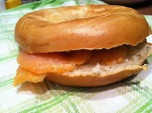 Gorący bagel z łososiem
