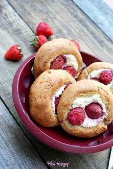 drożdźówki z serem i truskawkami