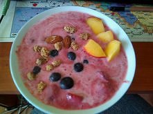 Banan+truskawki+maślanka
dodatkowo: jagody,nektarynka,migdały i suszona morwa