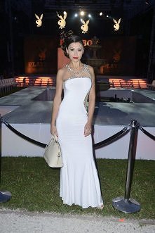 Samochód Roku `Playboya` | Moda Cafe

Andżelika Fajcht, stworzonko z obrzeży smutnej branży kurczowo łapie się ostatnich szans na drobny choćby lansik. Kok 3D, weselna kiecucha,...