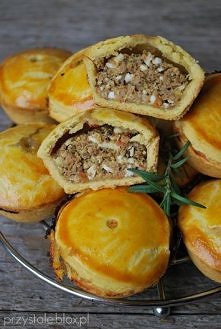 Babeczki z mięsem Składniki (na 12 babeczek; 1 sztuka=325 kcal) ciasto: - 2,5 szklanki mąki pszennej - 200 g masła - 1 jajko - szczypta soli - 2 łyżki zimnej wody nadzienie: - 2...