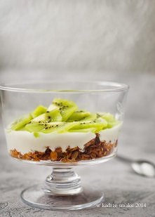 Granola z jogurtem i kiwi
