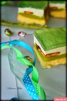 Biszkopt: 

5 jaj,
3/4 szklanki cukru,
1/2 szklanki mąki ziemniaczanej,
1/2 szklanki mąki pszennej,
1 łyżeczka proszku do pieczenia.

Białka ubijamy na sztywną pianę, po czym ma...