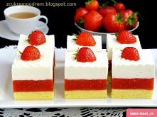 biszkopt:
4 jaja
4 łyżki mąki tortowej
4 łyżki cukru
1 łyżeczka proszku do pieczenia
mus truskawkowy:
80 dag truskawek
1 galaretka truskawkowa
2 łyżki (z małą górką) żelatyny
1 ...