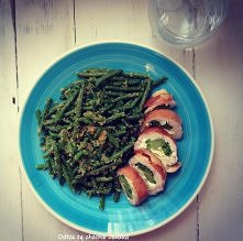 Roladki z kurczaka nadziewane fetą i brokułami. 

Link do przepisu w pierwszym komentarzu.