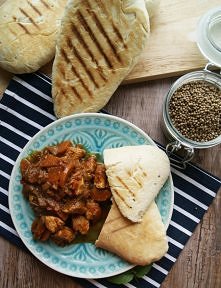 Indyjskie curry z kurczaka z chlebkami naan na oleju rzepakowym