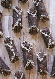 Podwójnie czekoladowe cannoli z ciasta z dodatkiem oleju rzepakowego