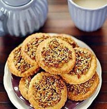 Ciasto: 100g cukru 200g masła 1 jajko 300g mąki Wierzch: 40g cukru 40g miodu 40g śmietanki 30% lub mleka skondensowanego niesłodzonego 30g masła 150g łuskanych pestek słonecznik...