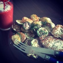Mój obiadek!
Koktajl tylko z truskawek + pospany domowymi wiórkami kokosowymi.
*1 średniej wielkości cukinia, pokrojona w plasterki
* 150 g - piersi z kurczaka
* 100 g - młodych...