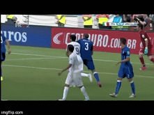 Suarez gryzie Chielliniego - GIF