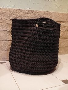 Kosz XXL wykonany na szydełku z grubego, bawełnianego sznurka. Wymiary: wysokość 40 cm, średnica 40 cm. 
Można prać w temp. 30 st.

Cena: 150 zł/szt.

Z przyjemnością wykonam ko...