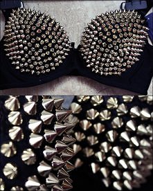 Ręcznie wyszywany złotymi ćwiekami stożkami- czyli ostrymi ćwiekami kolcami stanik/ biustonosz damski- super modny oryginalny blogerski dodatek w stylu rock glam rock, idealny d...