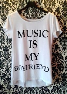 Ręcznie malowana koszulka z napisem: "MUSIC IS MY BOYFRIEND" 
Została wykonana przeze mnie :) 
Więcej moich koszulek znajdziecie na fb (link w komentarzu) ;) 
Wykonuje...