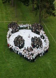 Głowa pandy utworzona z ponad 300 osób, symbolizujących 1600 pand żyjących na wolności, powstała w 2011 roku na Torze Wyścigów Konnych Służewiec w Warszawie. W ten sposób zebran...