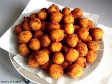 Składniki
ok 1,2 kg ziemniaków
6 łyżek mąki ziemniaczanej
2 jajka
2,5 łyżeczki soli
1 łyżeczka oregano
1/2 łyżeczki rozmarynu
pieprz
Bułka tarta, mąka i 3 jajka do panierki.
Eta...