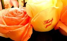 Napisy i rysunki przenosi się na kwiaty za pomocą ultra cienkiej folii, która jest absolutnie niewidoczna na kwiatku, widać tylko nałożony obraz. Folia jest wodoodporna, organic...