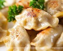 Pierogi sokołowskie

Składniki:
Ciasto:

1/2 kg mąki
woda
sól

Farsz:

1 kg ziemniaków
2 duże cebule
20 dag wędzonego boczku
tłuszcz do smażenia
sól
pieprz

Sposób przyrządzenia...