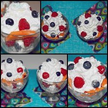 Błyskawiczny deser owocowy z serkiem mascarpone i bitą śmietaną