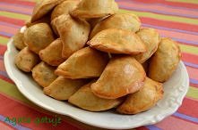 Paszteciki (pieczone pierogi) z mięsem Składniki na ciasto: 500g mąki 225 g masła 3 jajka 2 łyżki kwaśnej śmietany sól Składniki na farsz: 40 dag gotowanego mięsa 2 średnie cebu...