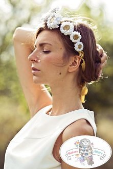 Wianek z ręcznie wykonanymi kwiatami
Prześliczny wianek wykonany z ręcznie robionych kwiatów: - każdy płatek ręcznie wycinany i formowany - kwiaty wykonane z licznych białych pł...