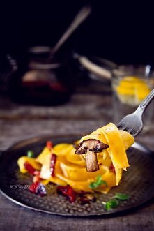 Makaron z podgrzybkami i suszonymi pomidorami