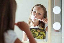 Co zrobić, aby dziecko polubiło mycie zębów? Wyświetlać mu w trakcie kilkuminutowe bajki. Jak? Przy pomocy ekranu telewizora ukrytego w lustrze. Więcej na: mirrormultimedia.pl